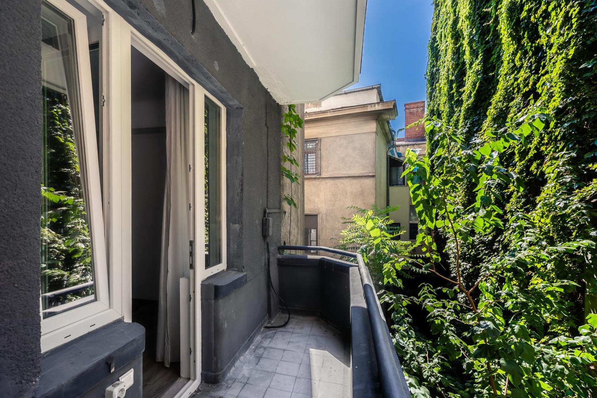 Central Studios In Piata Romana Bucharest Bilik gambar