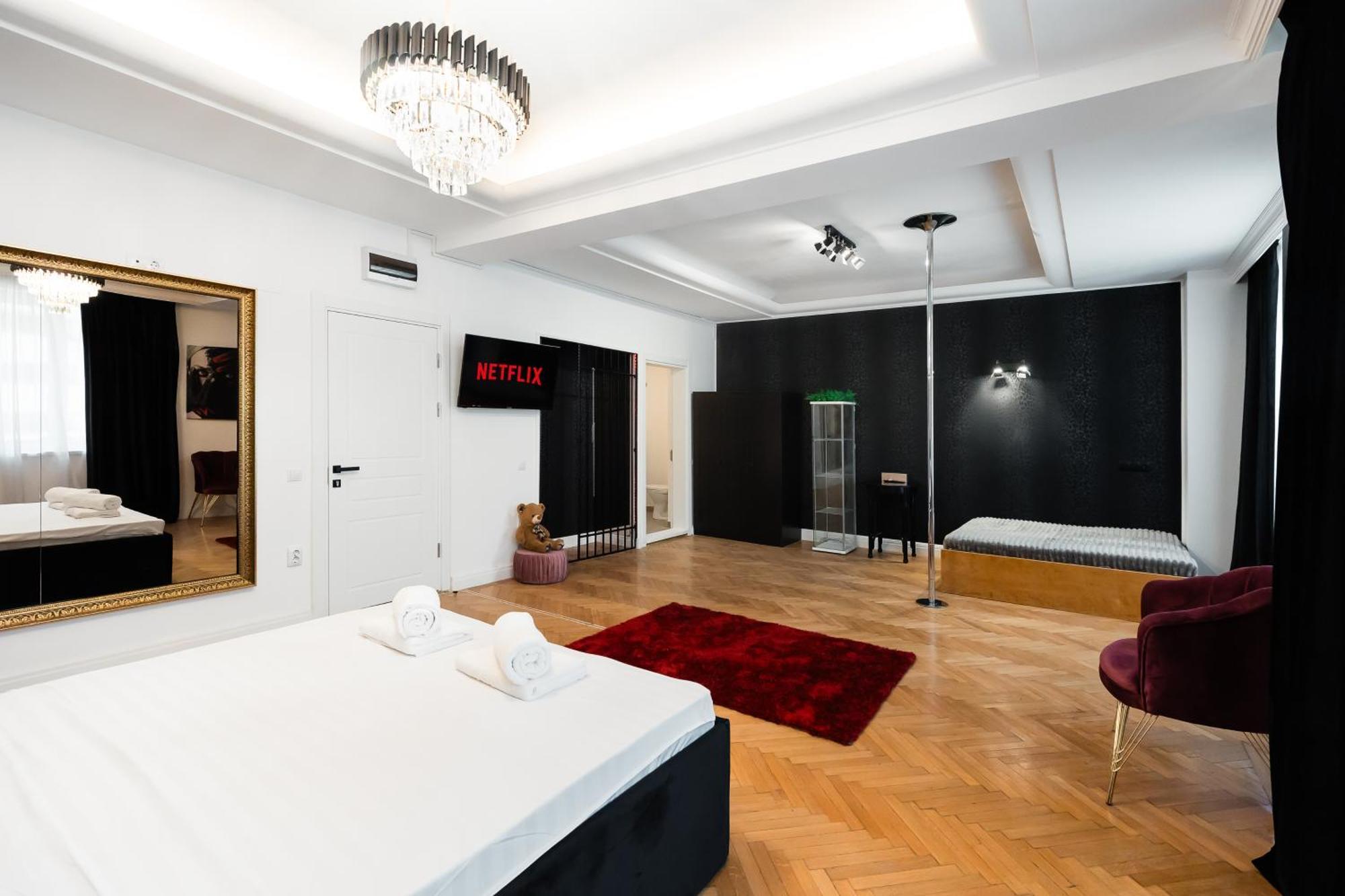 Central Studios In Piata Romana Bucharest Bilik gambar