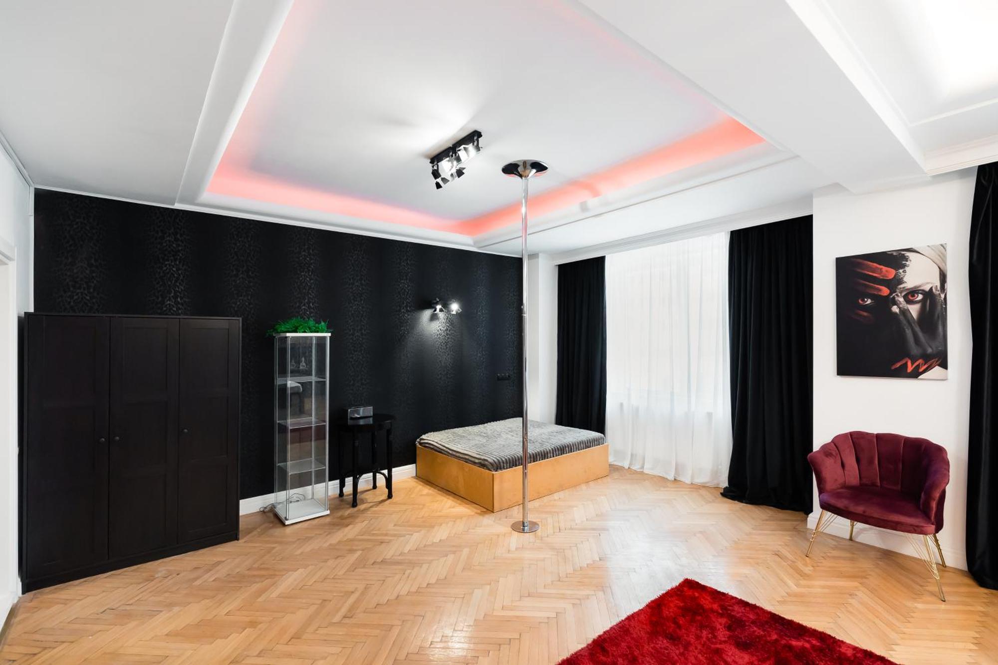 Central Studios In Piata Romana Bucharest Bilik gambar