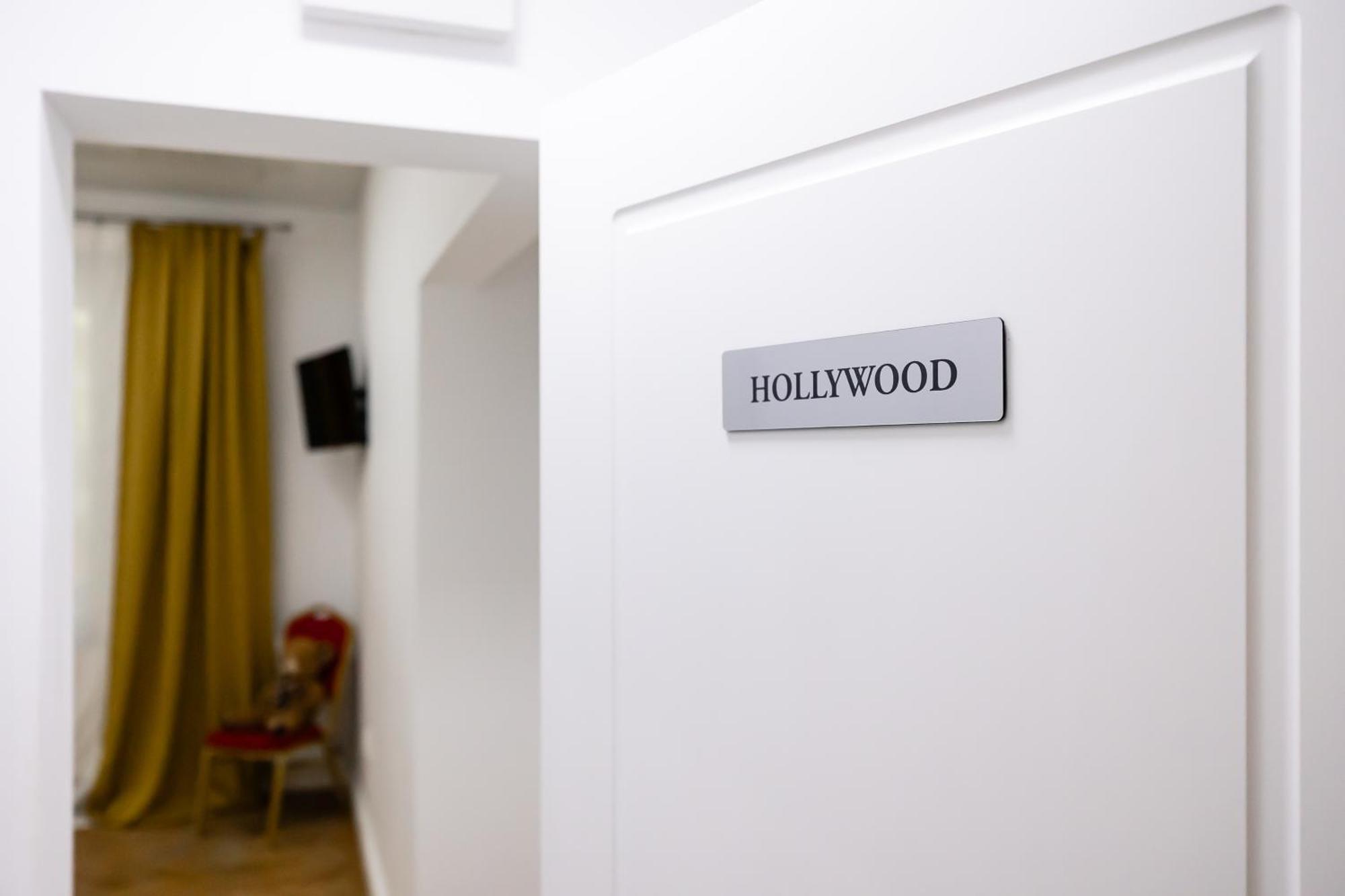 Central Studios In Piata Romana Bucharest Bilik gambar