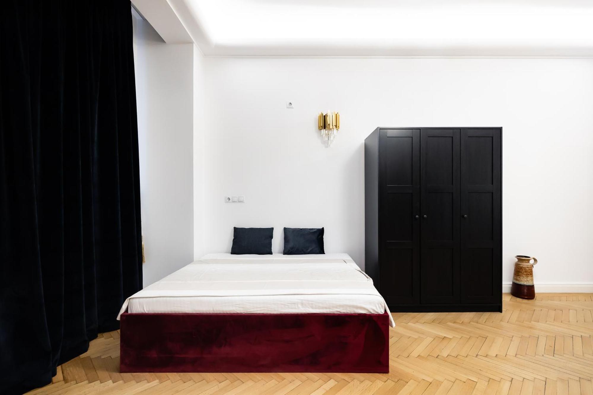 Central Studios In Piata Romana Bucharest Bilik gambar